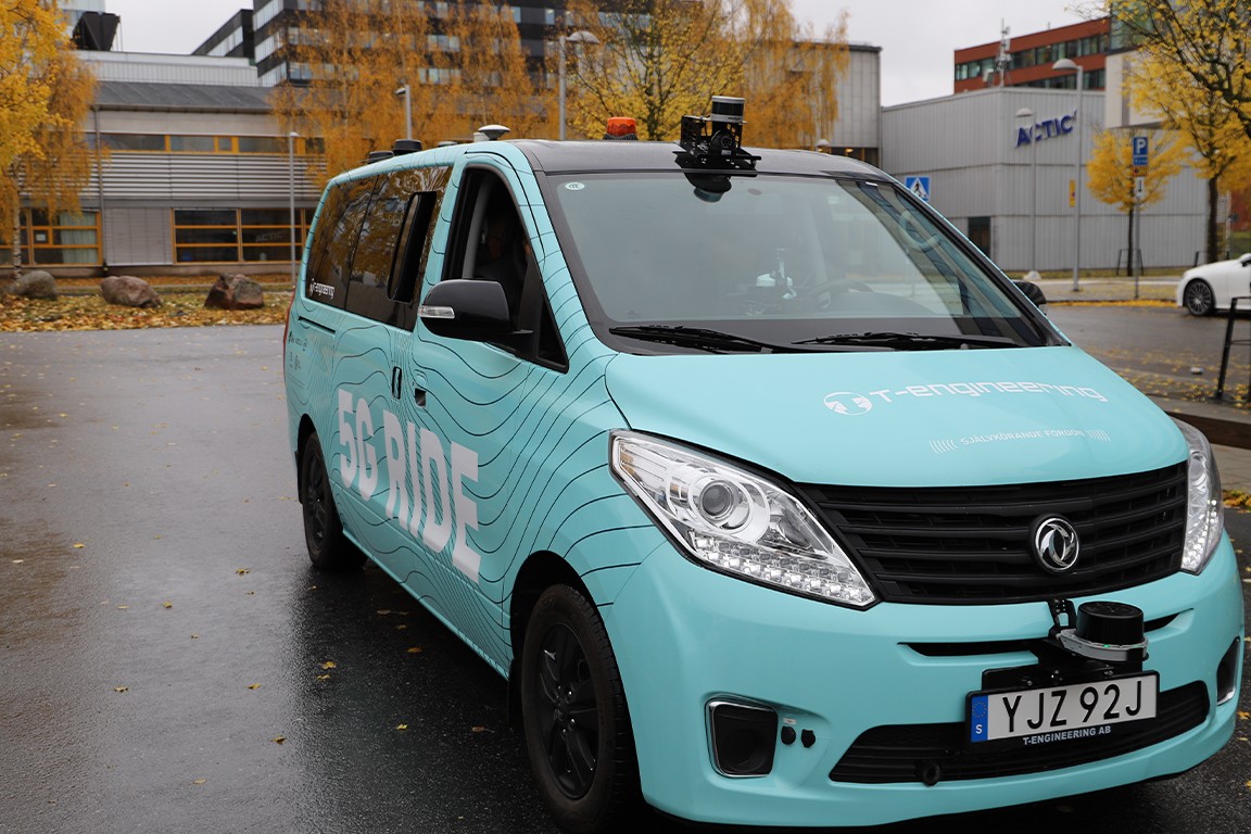 Blue 5G Ride minibus with cameras on the roof